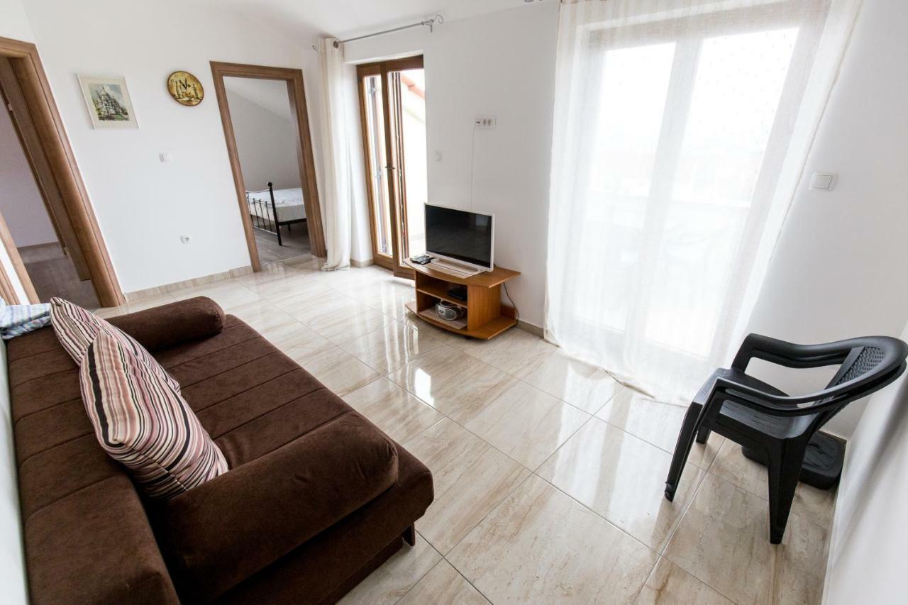 Simonetti Apartments Malinska Buitenkant foto